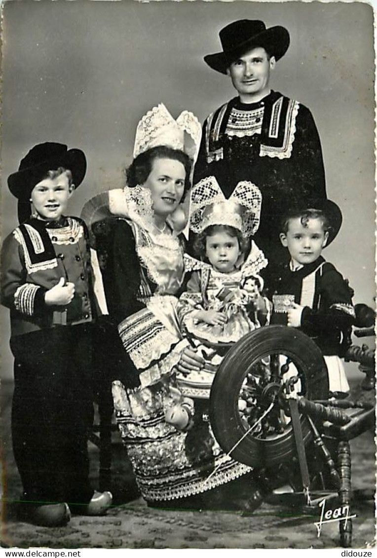 29 - Pont Aven - Famille En Costumes De Pont-Aven - Folklore - CPSM Grand Format - Voir Scans Recto-Verso - Pont Aven