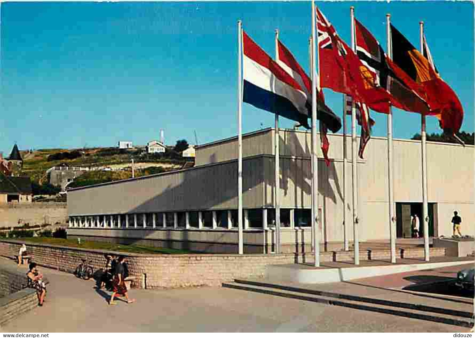 14 - Arromanches - Port Winston - Le Musée Du Débarquement En Normandie Et Les Drapeaux Des Alliés - Carte Neuve - CPM - - Arromanches