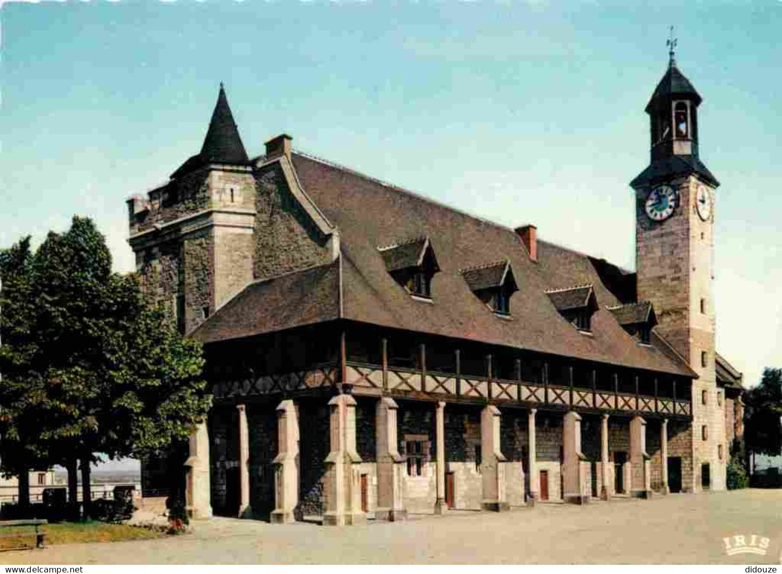 03 - Montluçon - L'Esplanade Du Vieux Château Et L'Horloge - Carte Dentelée - CPSM Grand Format - Voir Scans Recto-Verso - Montlucon