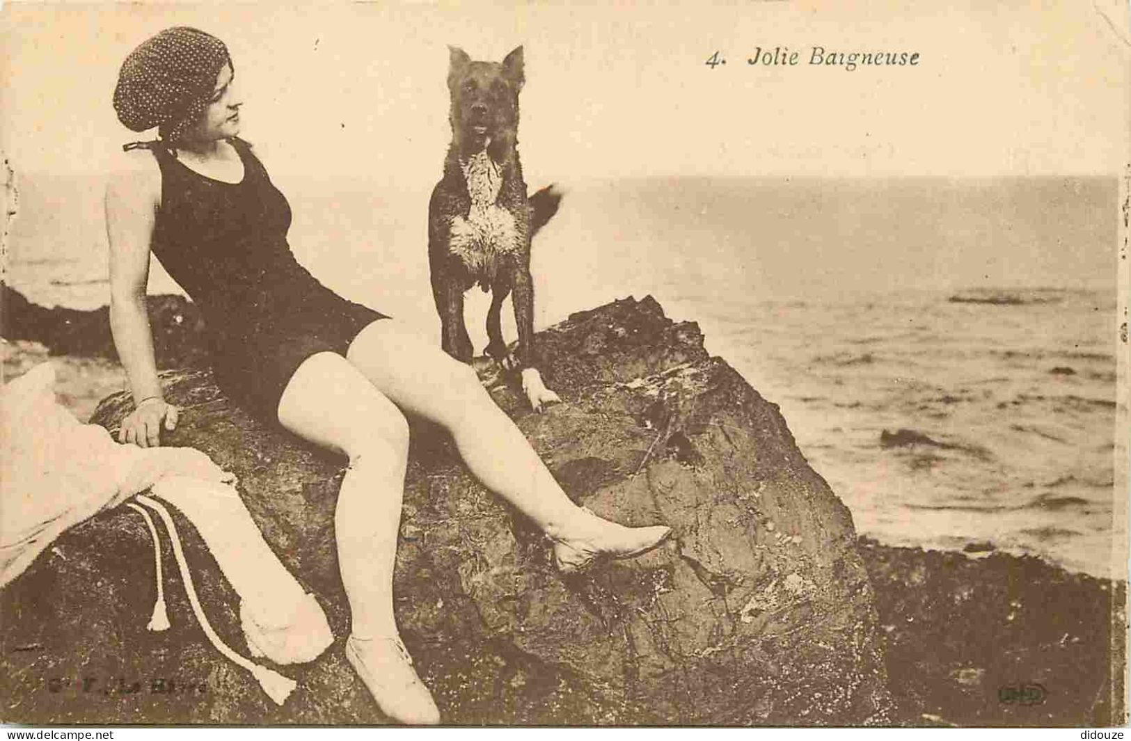 Femmes - Baigneuses - Animée - Femme En Maillot De Bain - Chiens - CPA - Voir Scans Recto-Verso - Femmes