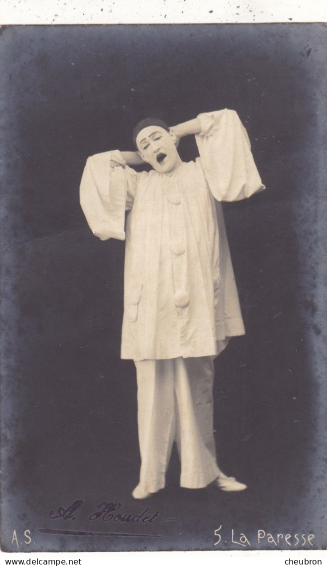 ARTISTES. . CPA.. ARTISTE.. PIERROT PARODIE LE PÉCHÉ   " LA PARESSE" .ANNEE1903 + TEXTE. LES ROSIERS (49) - Entertainers