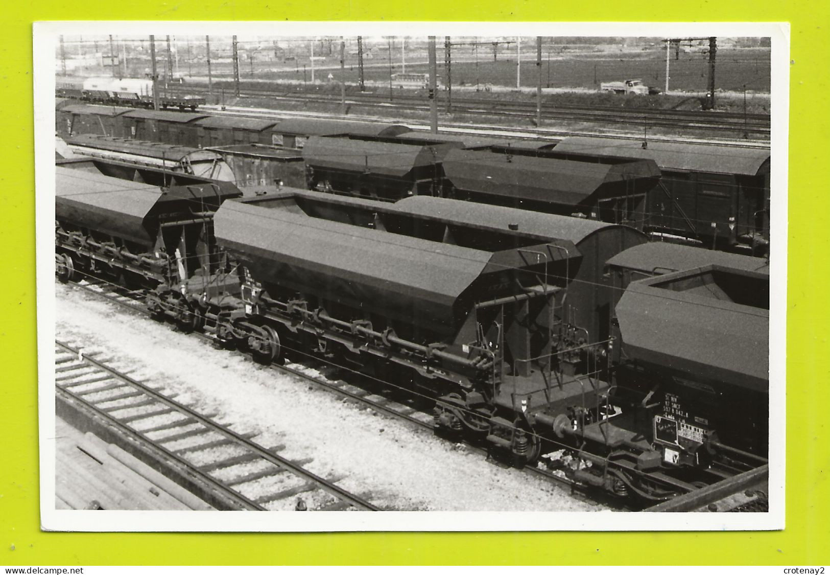 PHOTO Originale TRAINS Wagon Trémie SNCF Et Autres Dans Triage Dans Les Années 60 Camion Berliet BUS - Trains