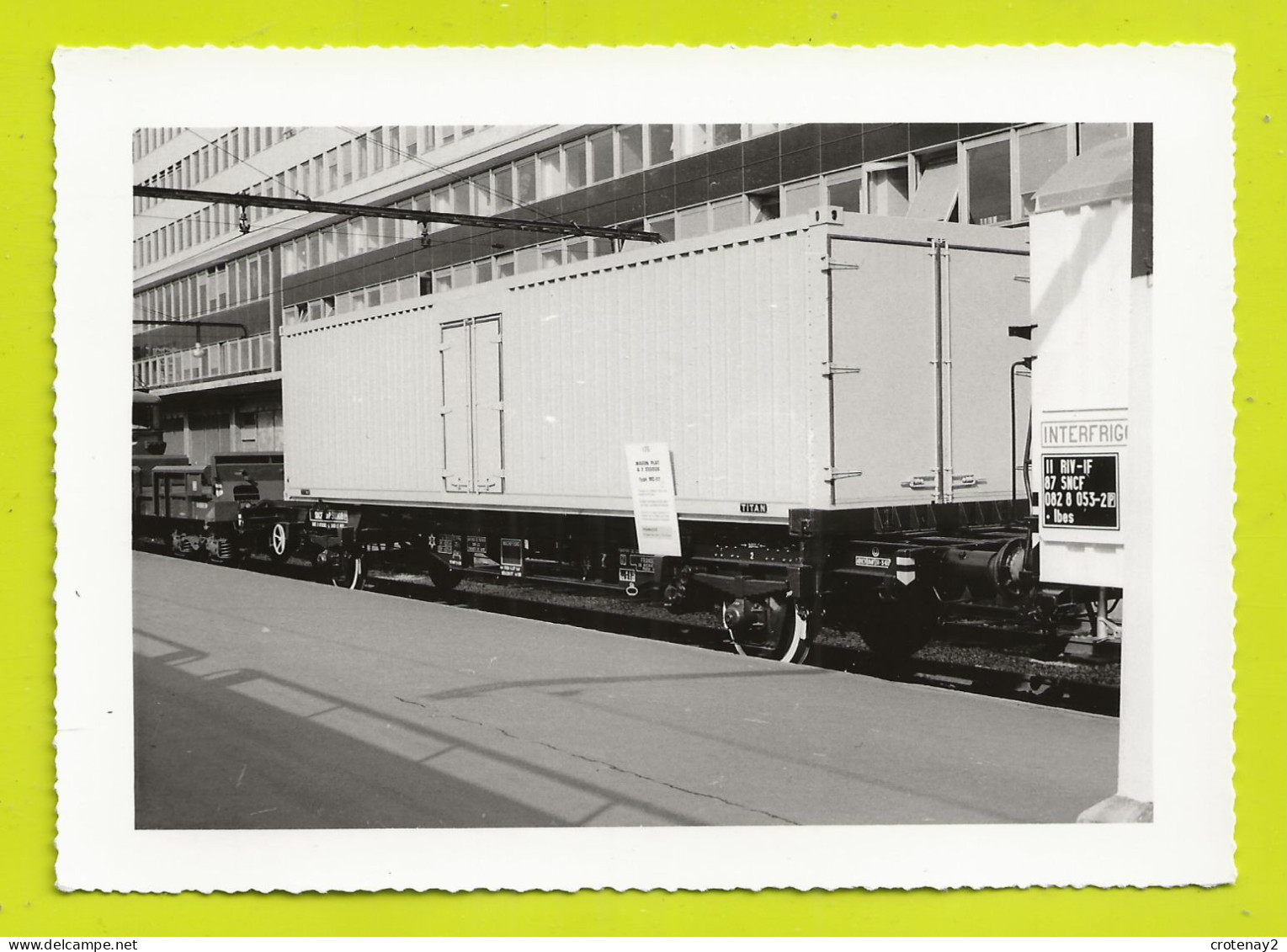 PHOTO Originale TRAINS Wagon Plat SNCF à 2 Essieux Type MC 22 Container TITAN En Expo En 1965 - Treni