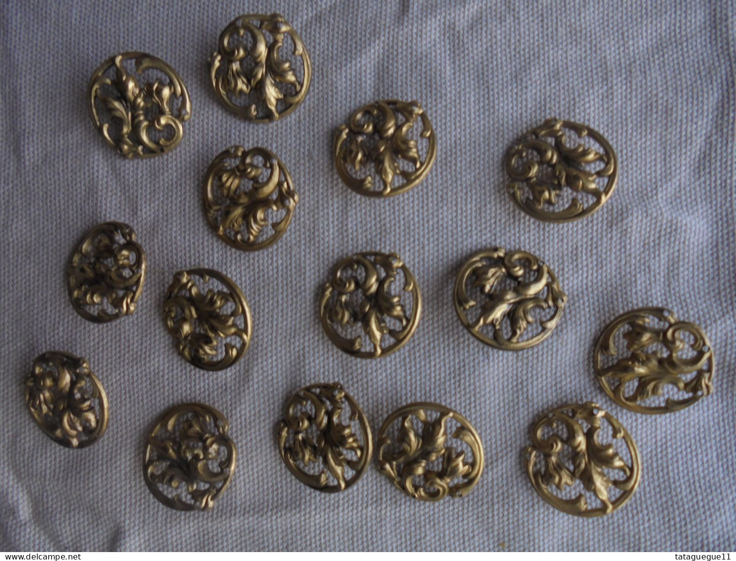 Ancien - 15 Boutons En Laiton Ajouré 2,1 Mm Fleurs Volutes Art Nouveau - Boutons