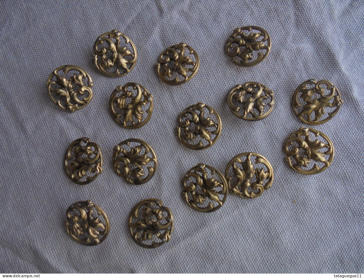 Ancien - 15 Boutons En Laiton Ajouré 2,1 Mm Fleurs Volutes Art Nouveau - Buttons