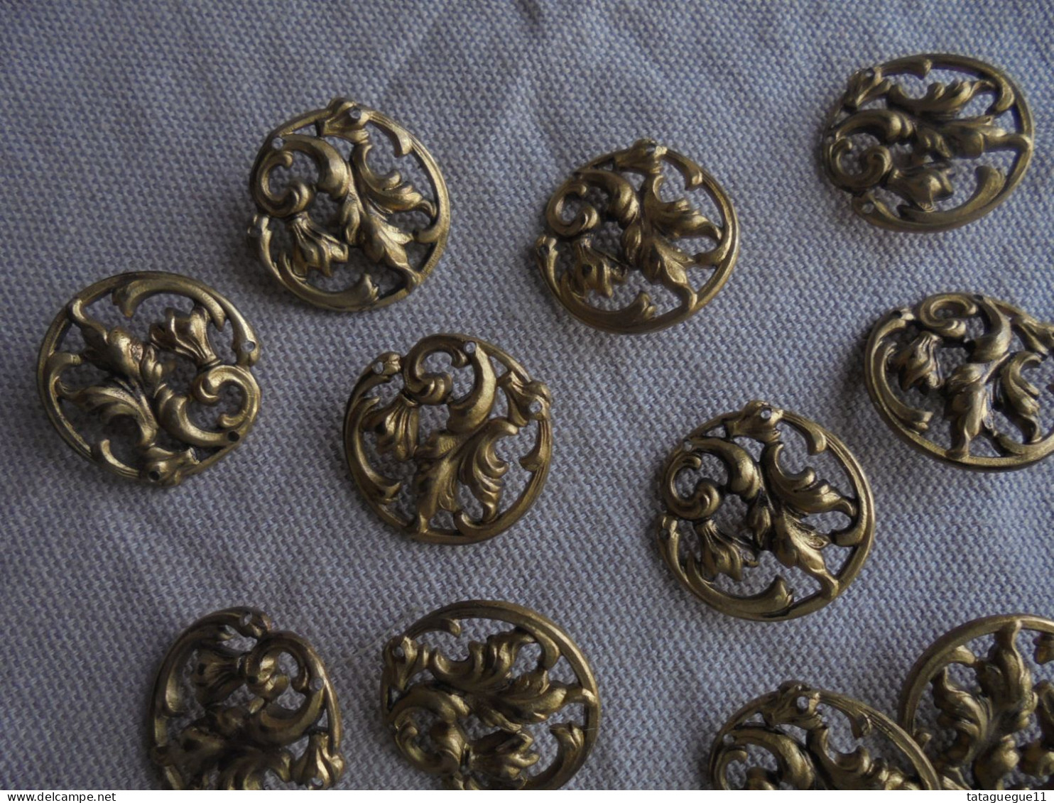 Ancien - 15 Boutons En Laiton Ajouré 2,1 Mm Fleurs Volutes Art Nouveau - Boutons