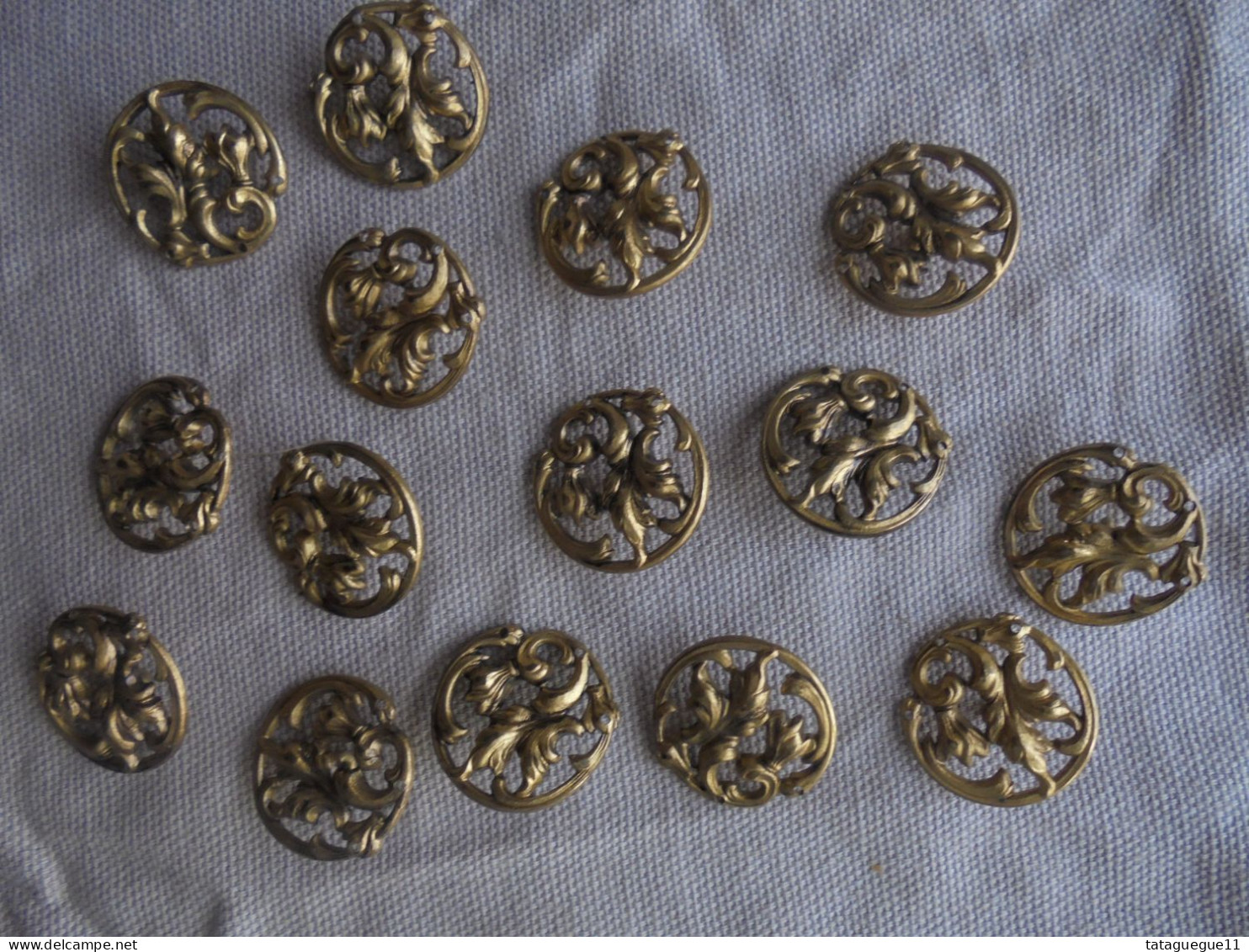 Ancien - 15 boutons en laiton ajouré 2,1 mm Fleurs volutes Art Nouveau