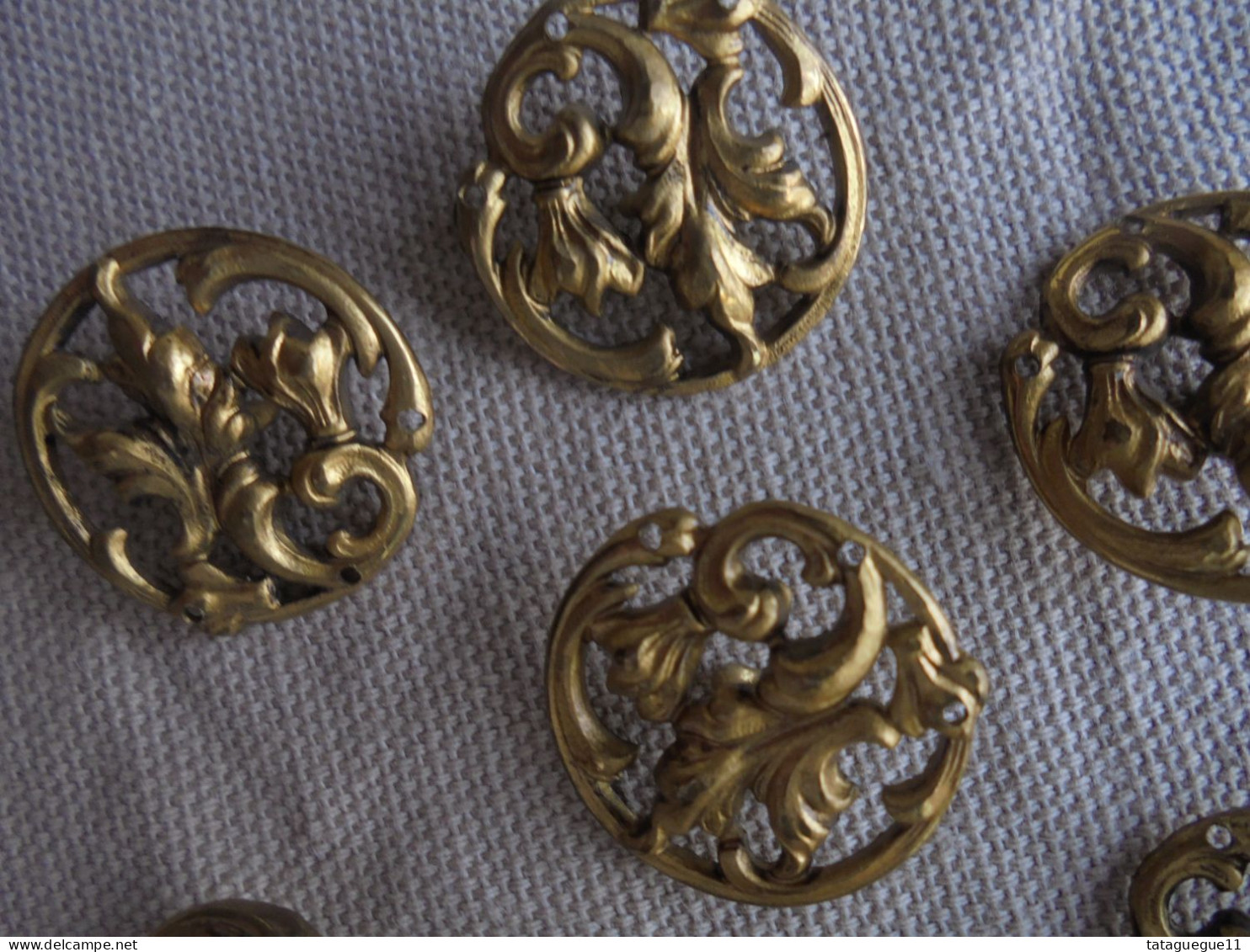 Ancien - 15 boutons en laiton ajouré 2,1 mm Fleurs volutes Art Nouveau