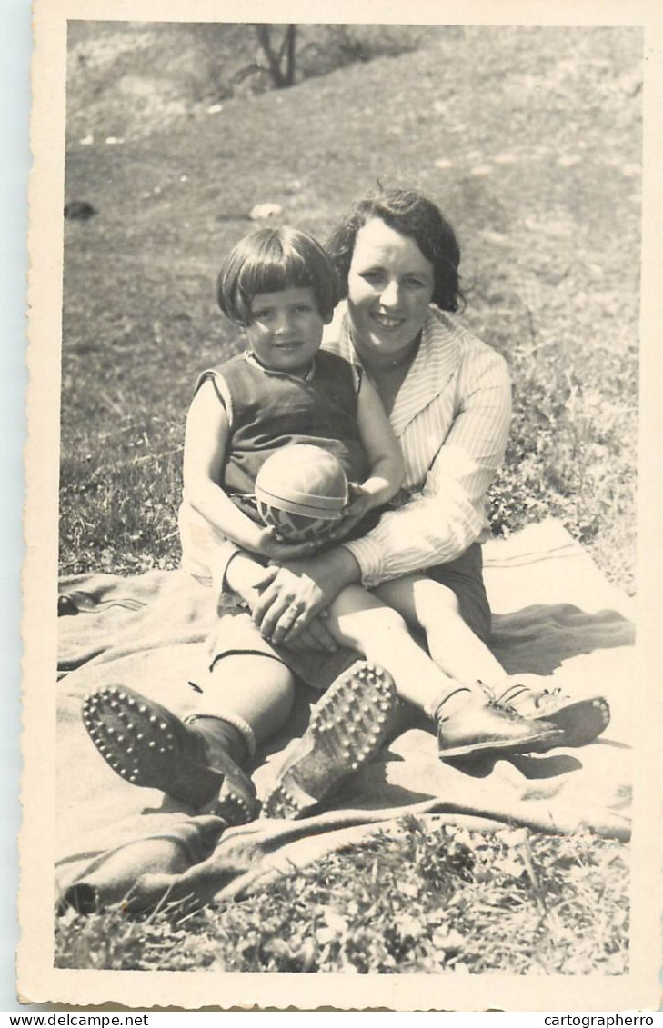 Annonymous Persons Souvenir Photo Social History Portraits & Scenes Mother And Child Picnic - Fotografie