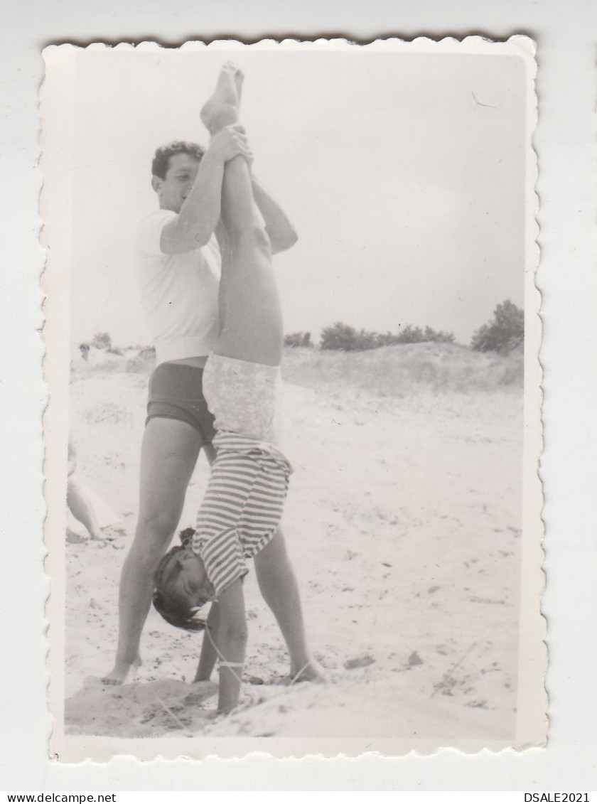 Young Man And Lady, Funny Summer Beach Pose, Scene, Vintage Orig Photo 5.8x8.3cm. (26178) - Anonyme Personen