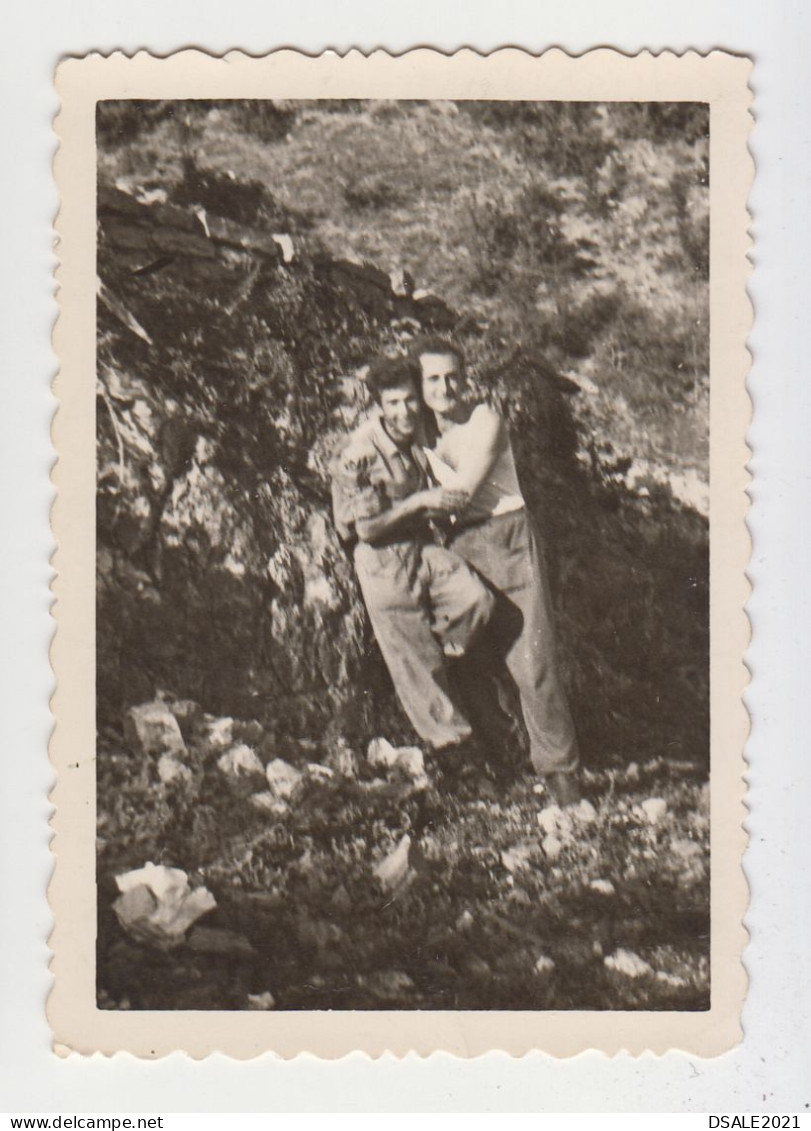 Guys, Two Young Men Pose Affectionate, Unfocused Scene, Vintage Orig Photo Gay Int. 6x8.8cm. (28099) - Persone Anonimi
