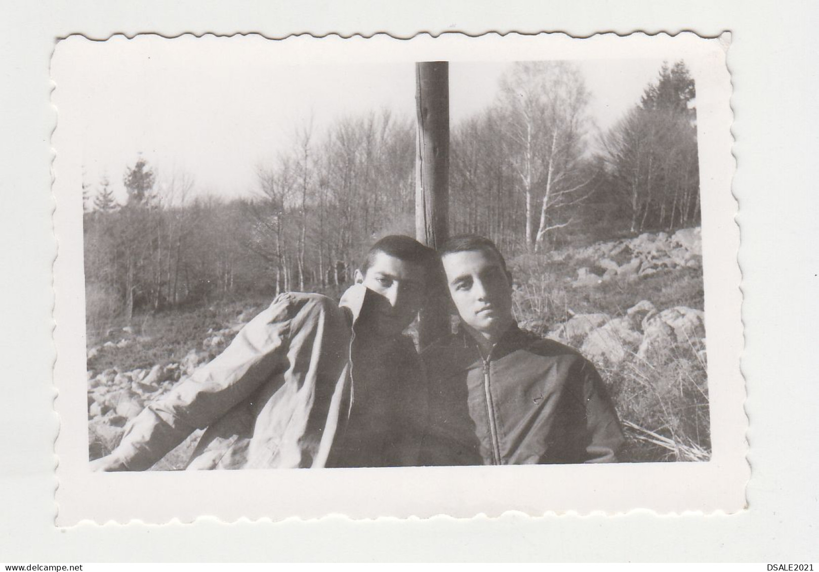 Handsome Guys, Two Young Men Pose Affectionate, Portrait, Vintage Orig Photo Gay Int. 8.5x6cm. (23121) - Persone Anonimi