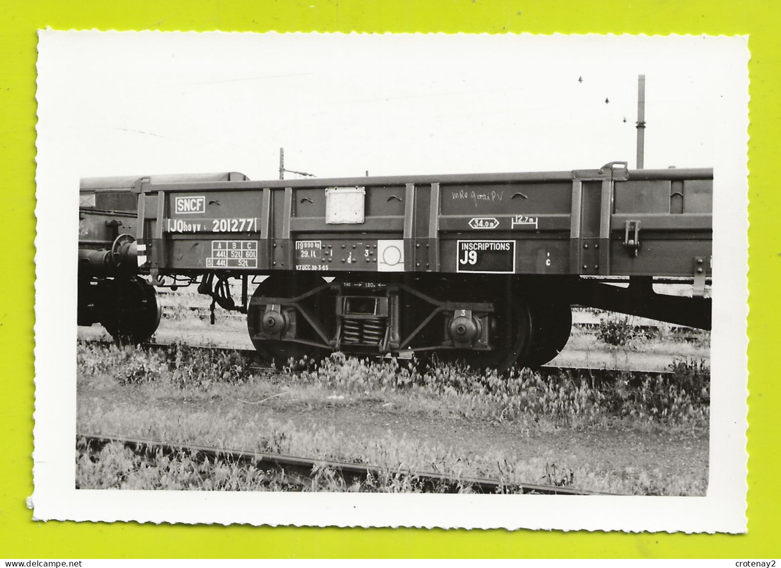 PHOTO Originale TRAINS Wagon Plat SNCF J9 Marqué MONTEREAU Quai PV à La Craie En 1965 - Treni