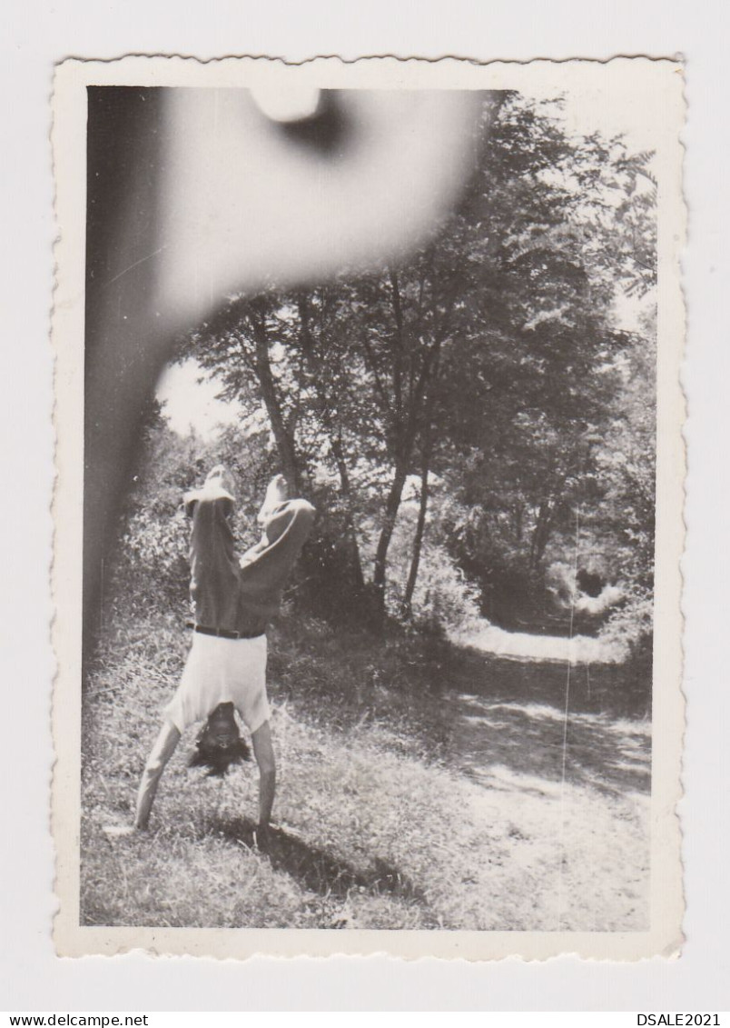 Man On Handstand In Yard, Scene, Film Error, Vintage Orig Photo 6x8.5cm. (60490) - Persone Anonimi