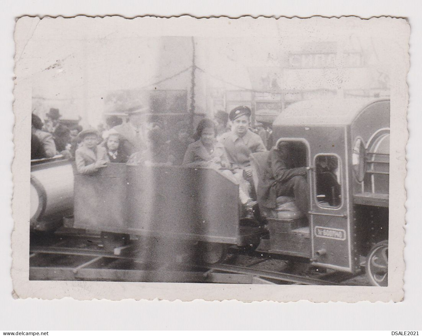 Children Pose In Amusement Park Train, Film Error, Unfocused Scene, Vintage Orig Photo 8.7x6.2cm. (56492) - Anonyme Personen