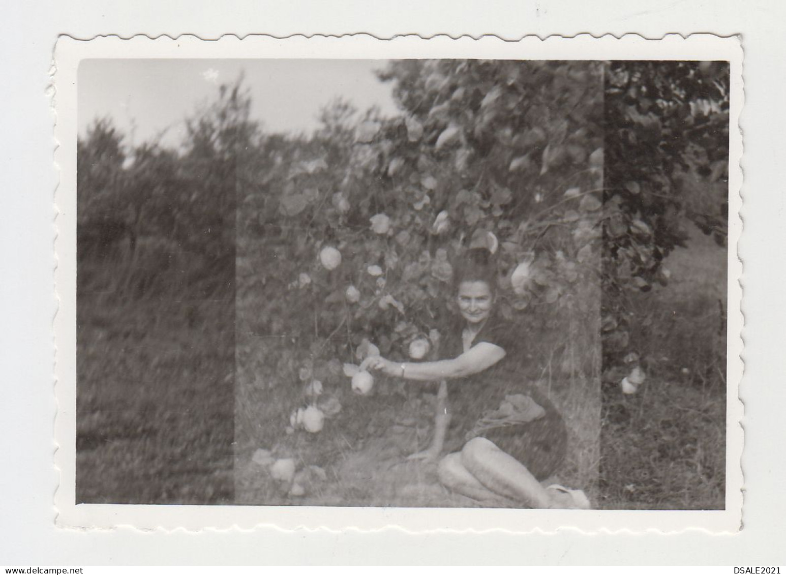 Woman Pose In Garden, Film Error Scene, Vintage Orig Photo 8.7x6.2cm. (33202) - Persone Anonimi