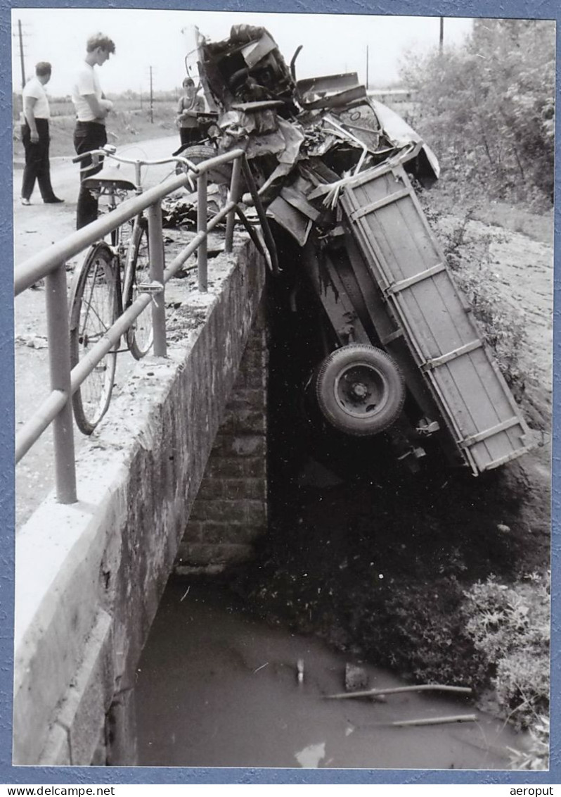 Photo Ancienne, Automobile, Garçon Avec Un Vélo Regarde L'accident De Camion Sur Le Pont, Années 1960 - Automobili