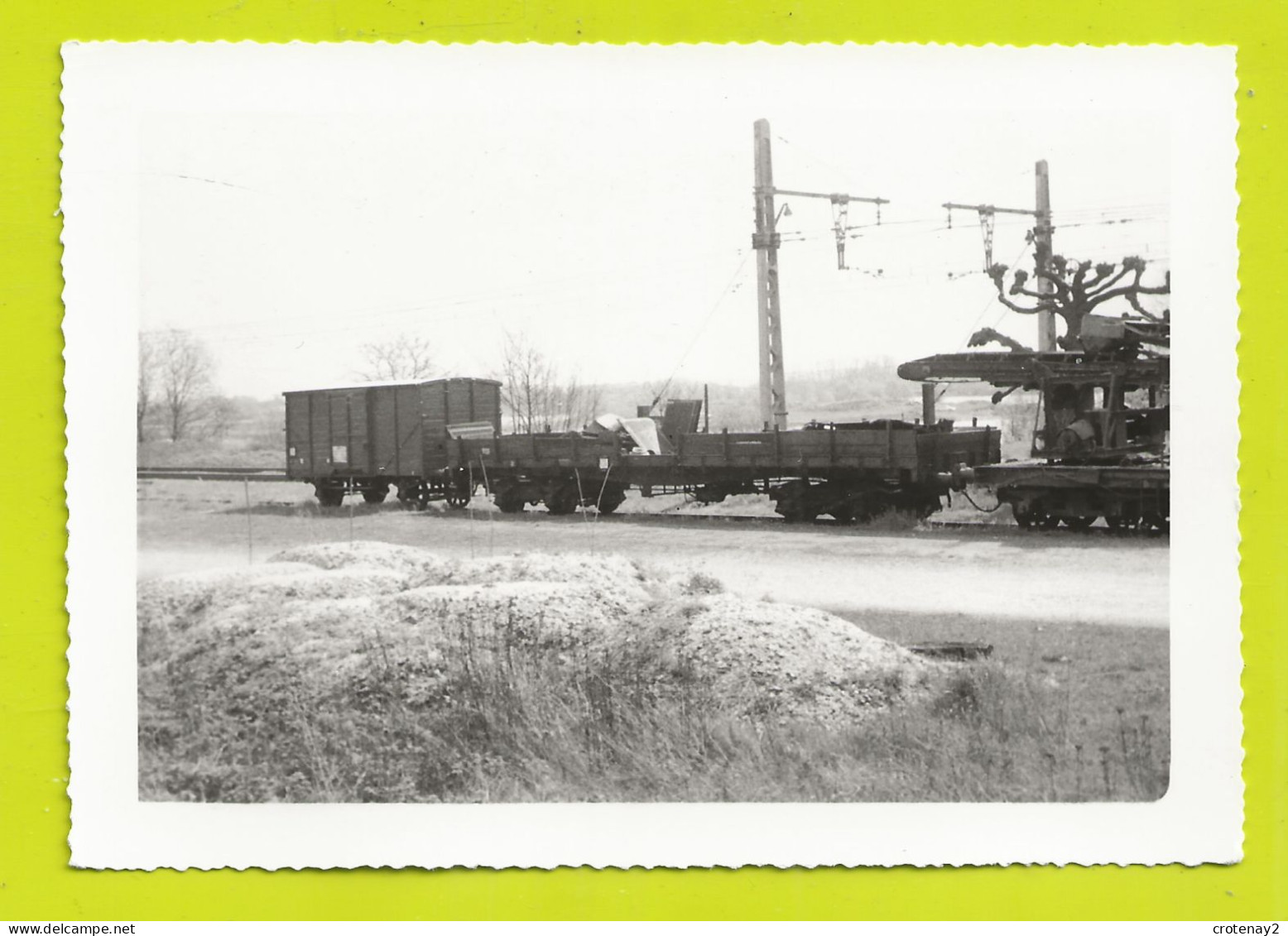 PHOTO Originale TRAINS Wagon Plat Couvert Et Sauterelle Travaux SNCF Dans Les Années 60 - Trains