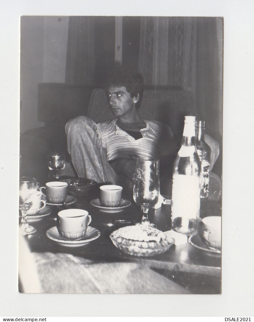 Young Man Sitting On Armchair, Table With Bottles And Cups, Scene, Vintage Orig Photo 6.5x9cm. (15509) - Persone Anonimi