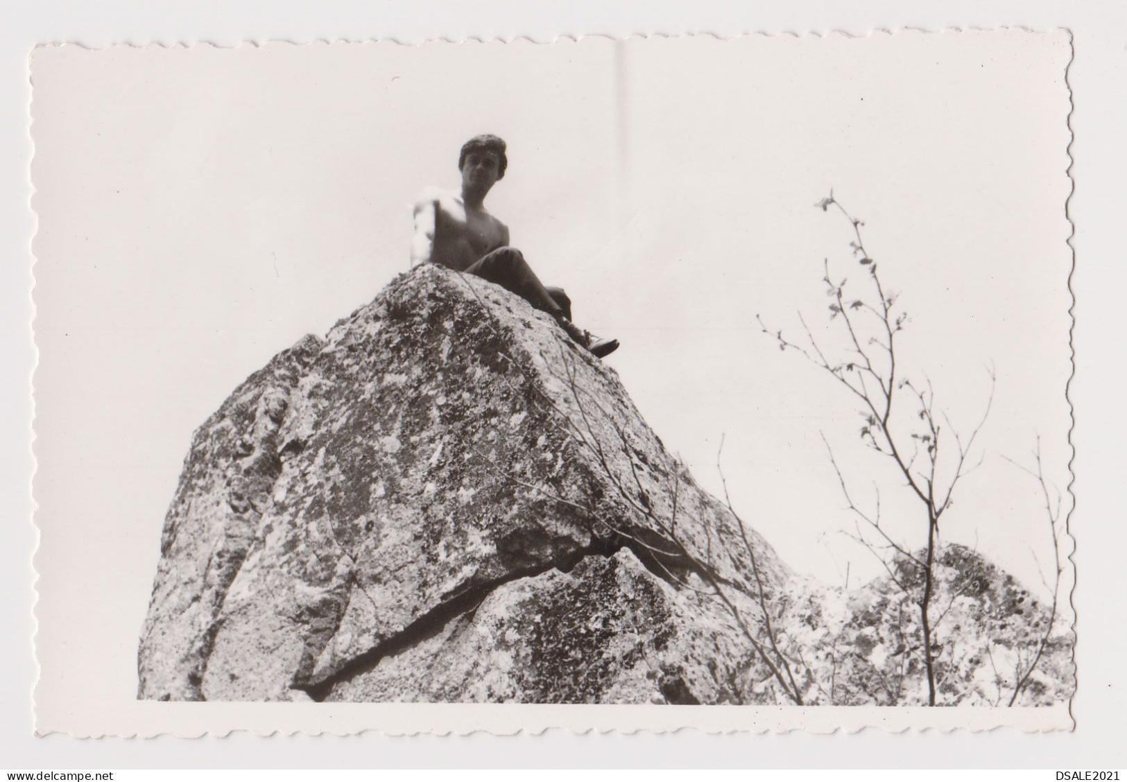 Shirtless Young Man Sitting On Big Rock, Odd Scene, Vintage Orig Photo 12.6x8.5cm. (60573) - Persone Anonimi