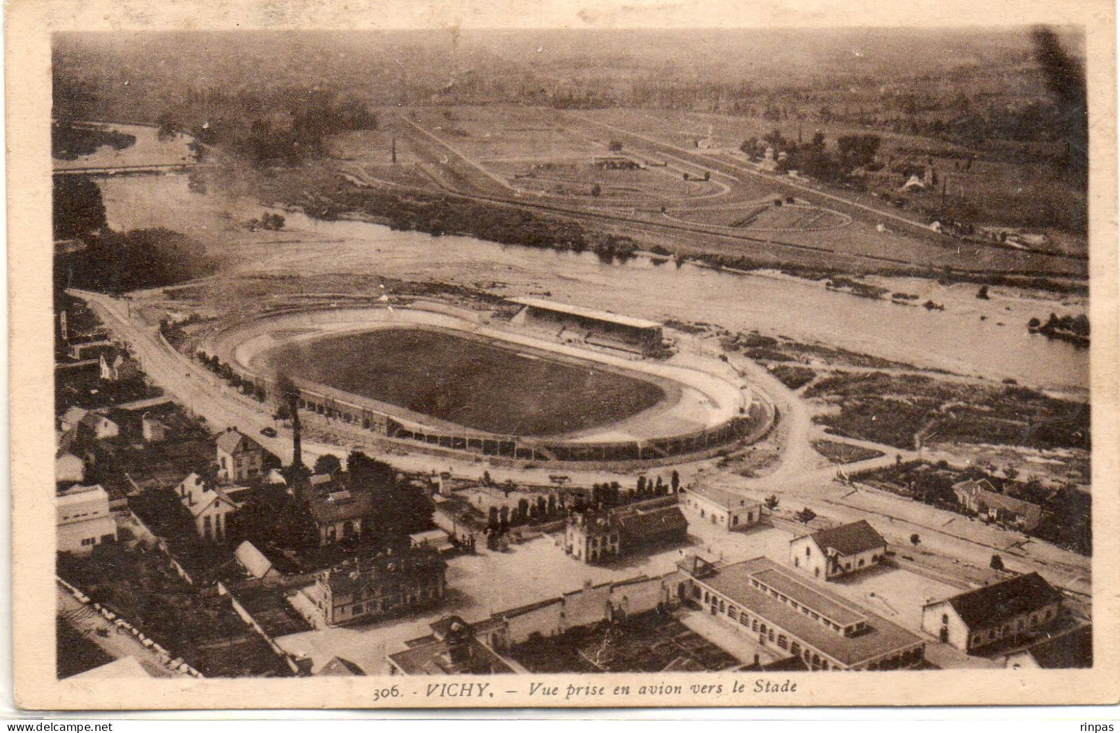 (03) VICHY Vue Prise En Avion Sur Le Stade Stadio Stadium , Au Dos Pub Chicorée D.V  (Allier) - Vichy