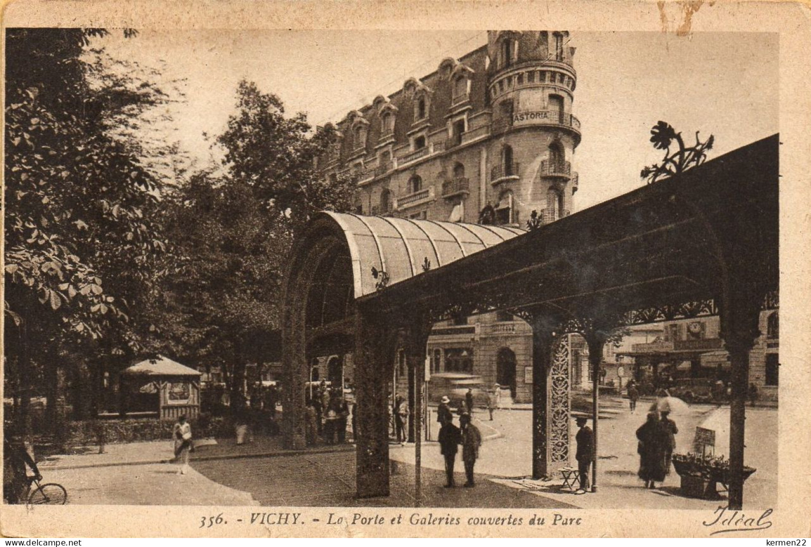 CPA 03 VICHY LA PORTE ET GALERIES COUVERTES DU PARC - Vichy