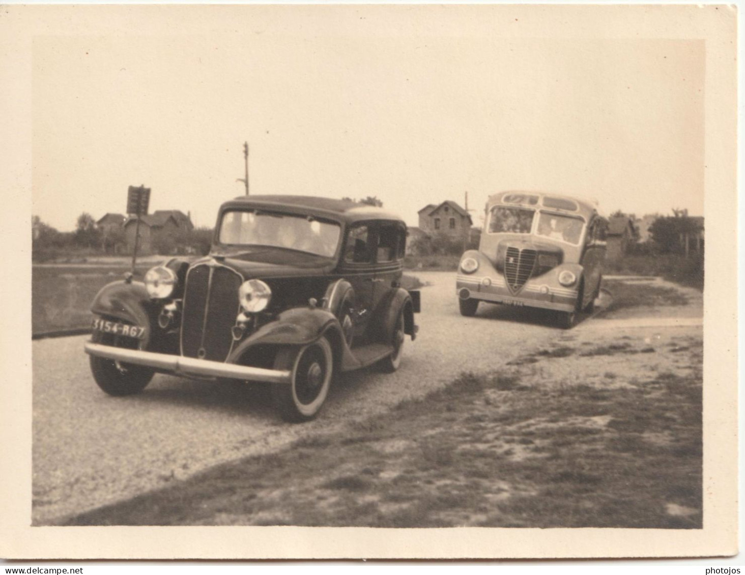 Photo Automobile  Voiture Dans Un Mariage Une Fiat 518 (celle Des Mariés) Suivi D'un Autocar (les Invités !) - Automobili