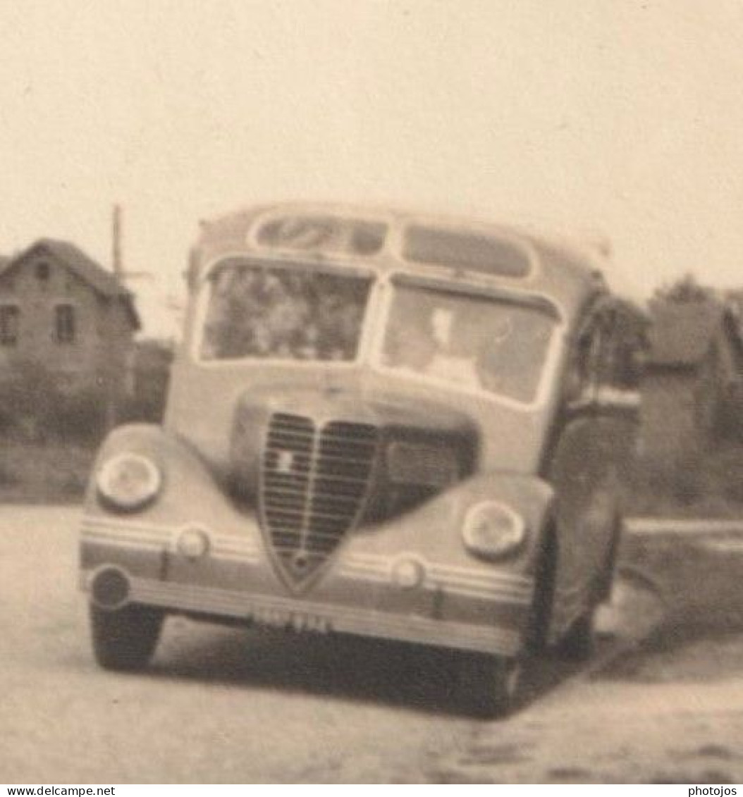 Photo Automobile  Voiture Dans Un Mariage Une Fiat 518 (celle Des Mariés) Suivi D'un Autocar (les Invités !) - Automobili