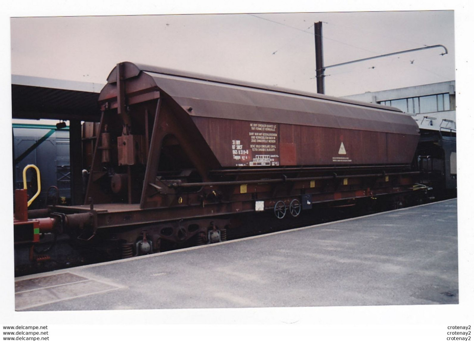 PHOTO Originale TRAINS Wagon SNCF Silo à Bogies Avec Toit Verrouillé Devant Porte Autos Non Datée - Eisenbahnen