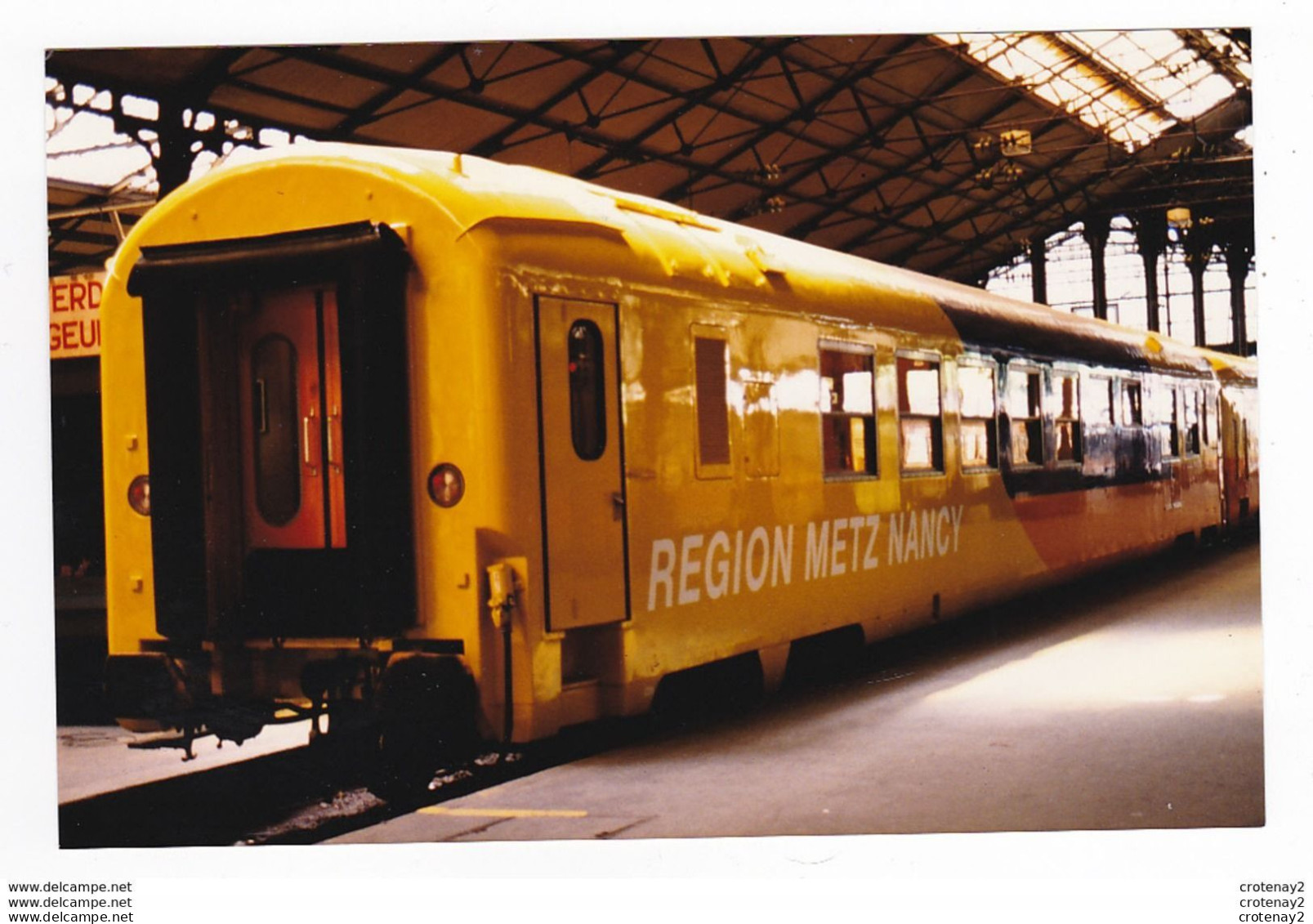 PHOTO Originale TRAINS Wagon Ou Voiture Voyageurs SNCF Avec Livrée Région METZ NANCY Non Datée - Trains