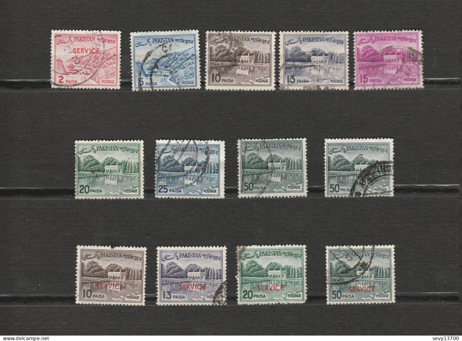 Lot 32 Timbres Du Pakistan - Les Jardins De Shalimar - 5 Surchargés SERVICE - Mosquée - Croix Rouge - Pakistan