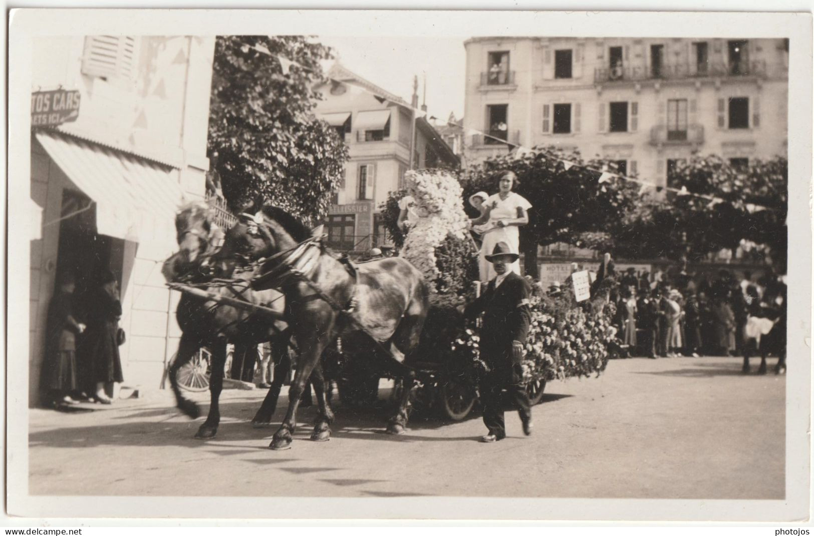 Lot De 3 Carte Photo Evian  (74)   RARE  Trois Vues Des Chars De La Fête Des Fleurs  Près De L'office De Tourisme - Lieux