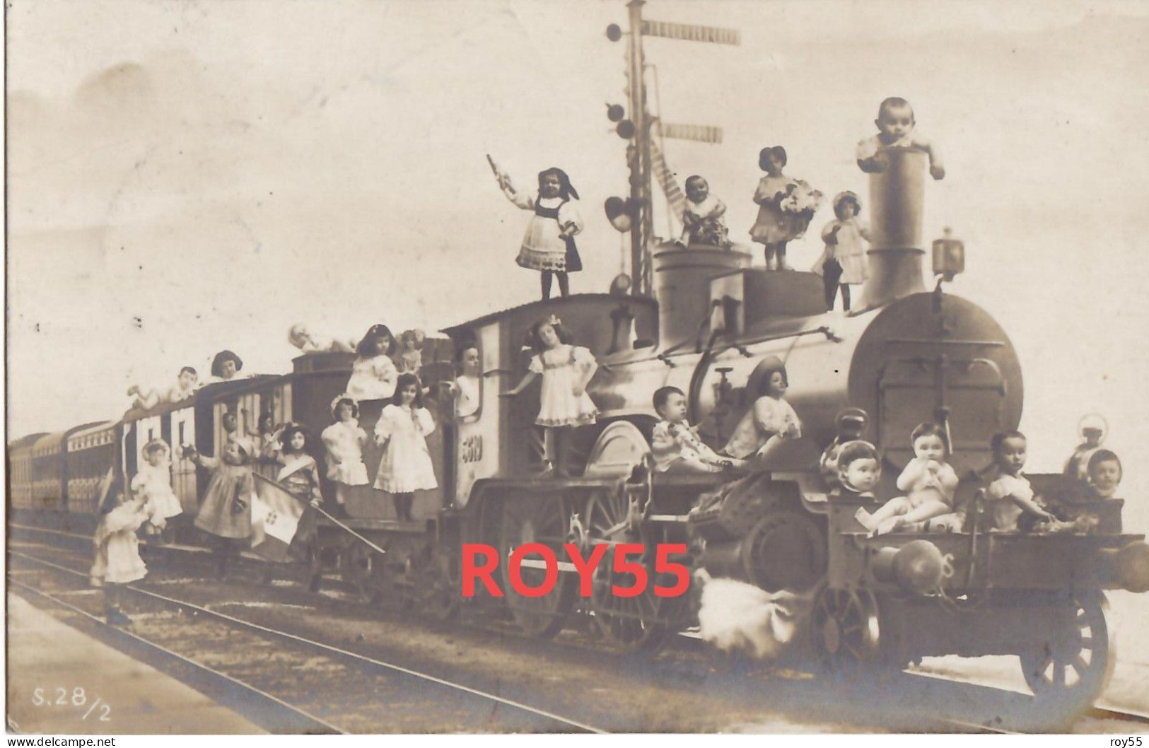 Treni Treno A Vapore In Stazione Con Bambini Con Bandiera Regno Che Salutano Anno 1912 (f.piccolo/v.retro) - Treinen