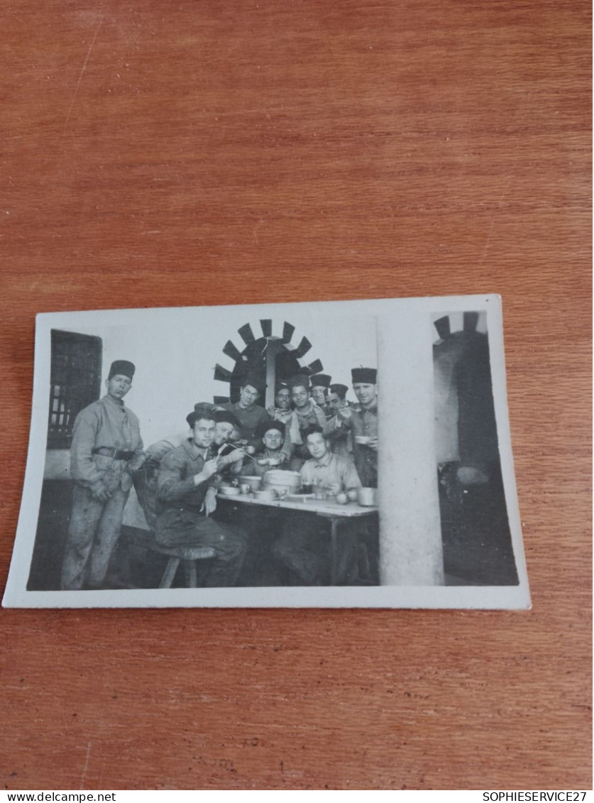 560 // PHOTO 11 X 7 CMS / SOLDATS A LA SOUPE - Guerre, Militaire