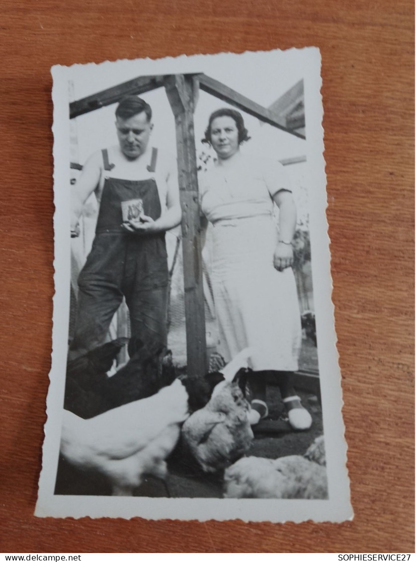 560 // PHOTO ANCIENNE 11 X 7 CMS / COUPLE ET LEURS POULES - Anonyme Personen