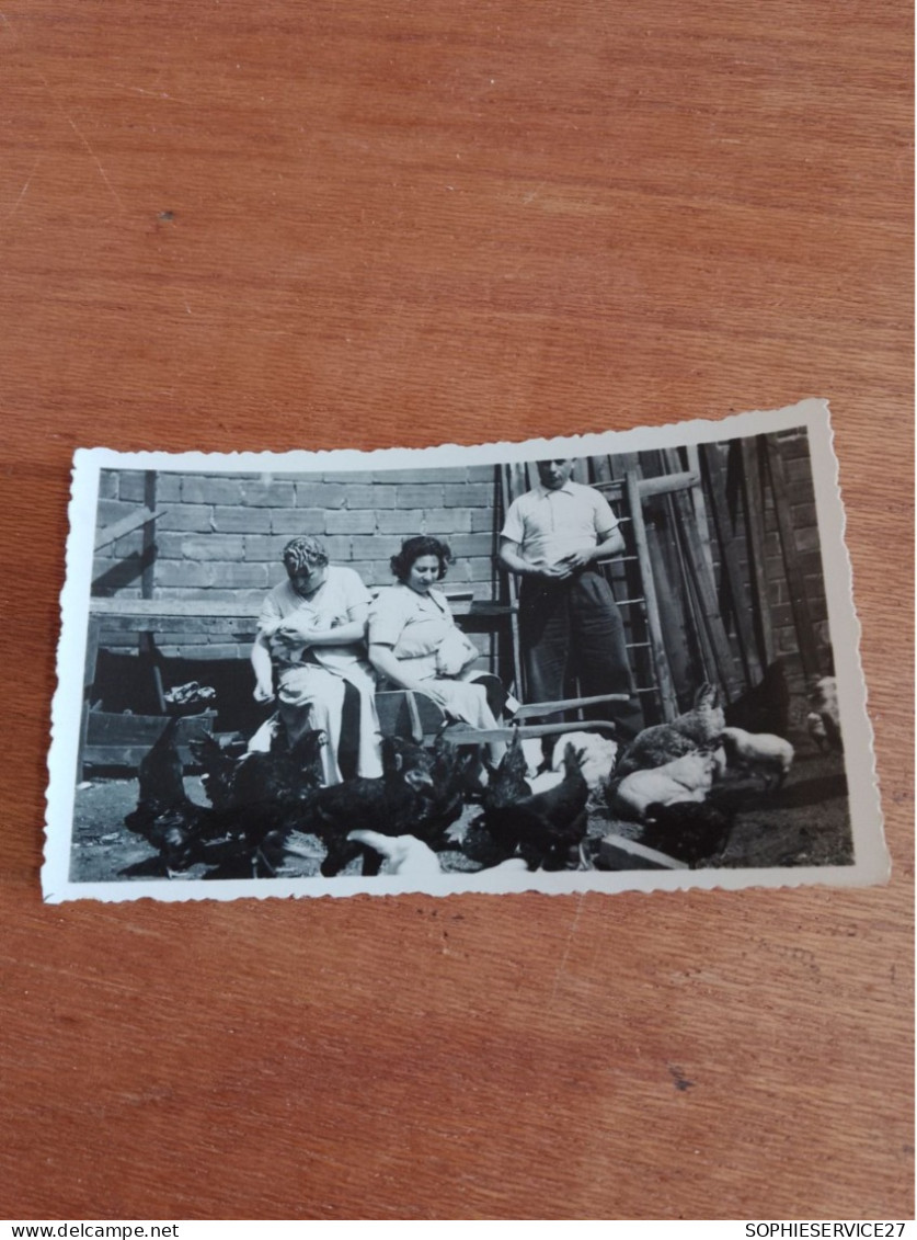 560 // PHOTO ANCIENNE 11 X 7 CMS / PERSONNES  ET LEURS POULES - Anonyme Personen