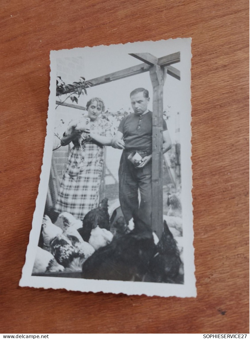 560 // PHOTO ANCIENNE 11 X 7 CMS / COUPLE  ET LEURS POULES - Personnes Anonymes