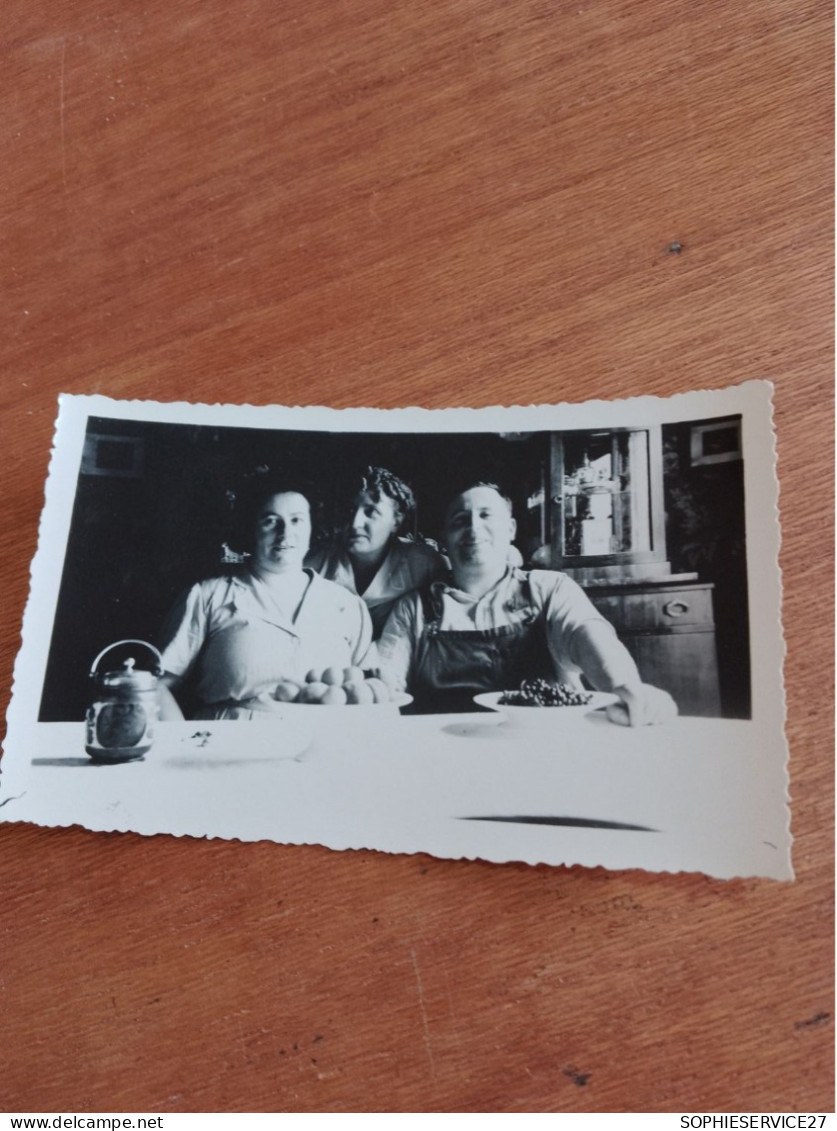 560 // PHOTO ANCIENNE 11 X 7 CMS / DEUX FEMMES ET UN HOMME AUTREFOIS - Personnes Anonymes