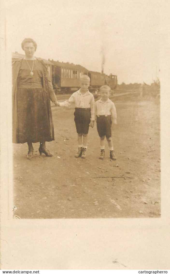 Annonymous Persons Souvenir Photo Social History Portraits & Scenes Mother Children Train - Fotografie