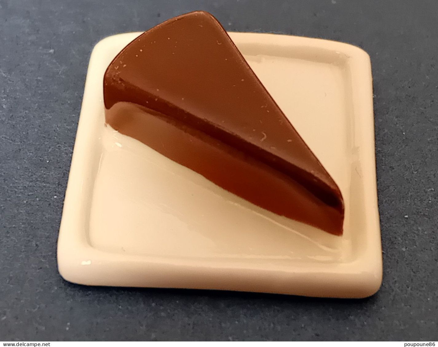 FEVE - FEVES -  "MIGNARDISES 2013" - UNE PART DE GATEAU AU CHOCOLAT SUR ASSIETTE BLANCHE CARREE - Altri & Non Classificati