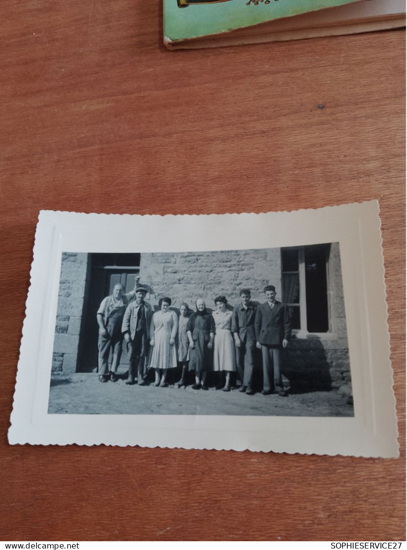 560 //  PHOTO ANCIENNE 13 X 8 CMS / GROUPE DE PERSONNES, FAMILLE - Personnes Anonymes