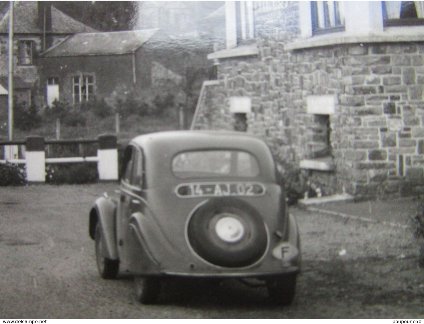 CP 02 Aisne HIRSON  FORET Et Village Belgique MACQUENOISE -  Le Poste De Douane Frontière  Douanier , Voiture  1950 - Hirson