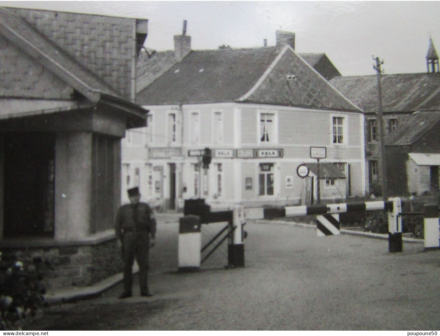 CP 02 Aisne HIRSON  FORET Et Village Belgique MACQUENOISE -  Le Poste De Douane Frontière  Douanier , Voiture  1950 - Hirson