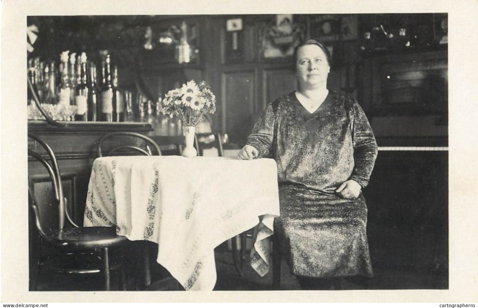 Annonymous Persons Souvenir Photo Social History Portraits & Scenes Woman Table Bar - Fotografie