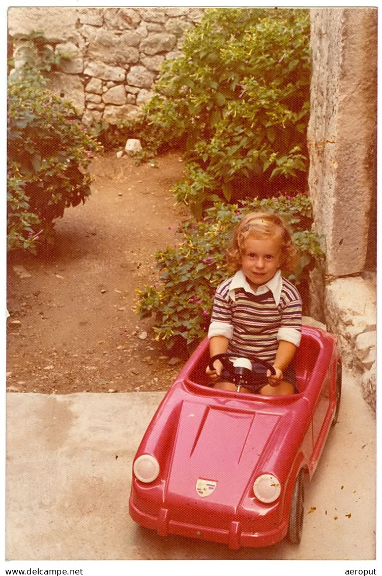 Photo Originale / Enfants / Jolie Jeune Fille Dans Une Voiture à Pédales - PORSCHE Rouge - Années 1980 - Automobiles