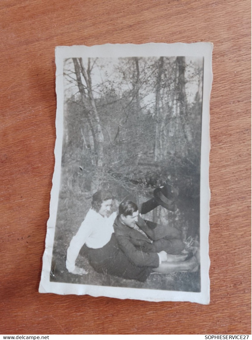 561 //  PHOTO ANCIENNE 11 X 7 CMS / COUPLE AU BORD DE L'EAU - Personnes Anonymes