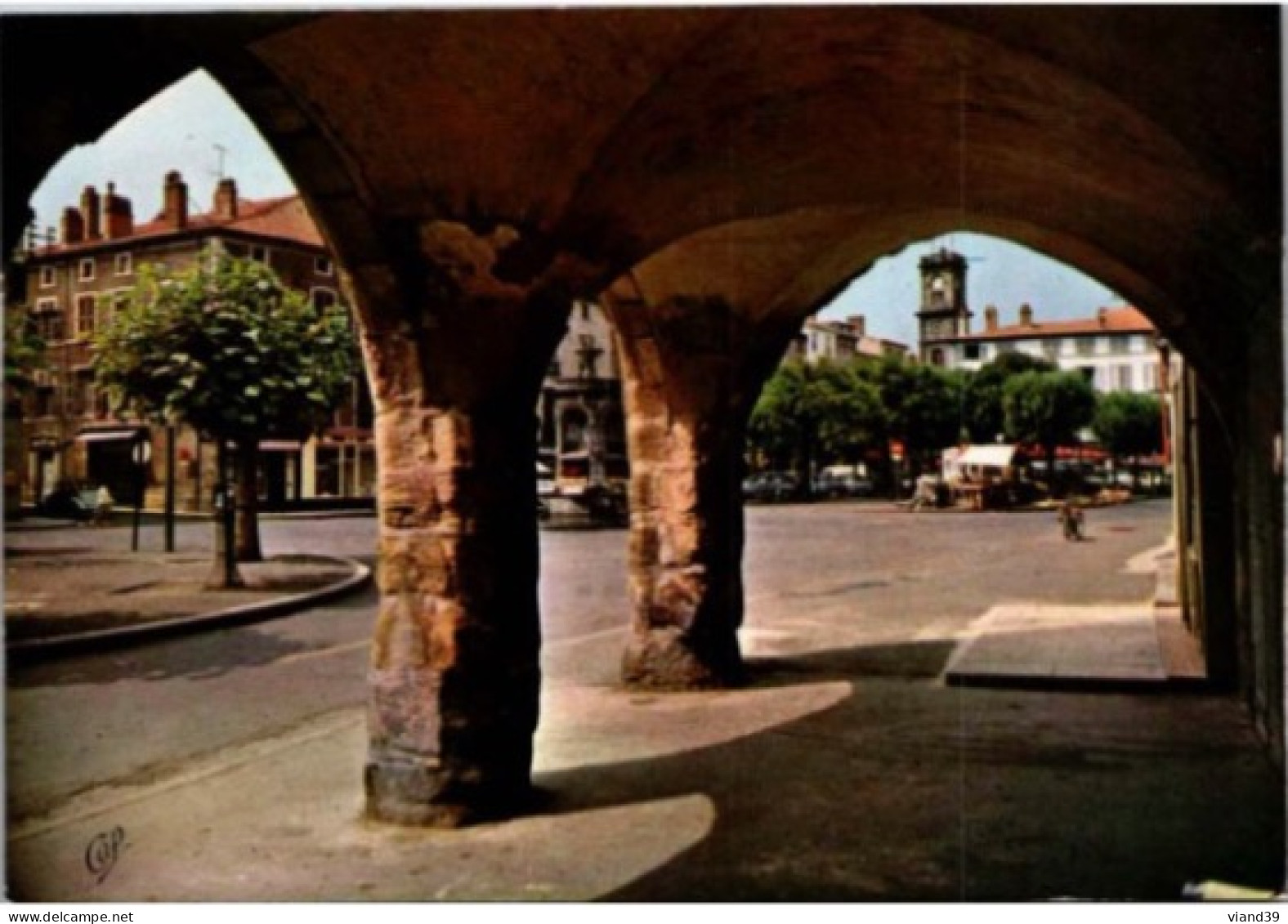 ISSOIRE. -  Place De La République : Les Arcades   -   Non Circulée. - Issoire