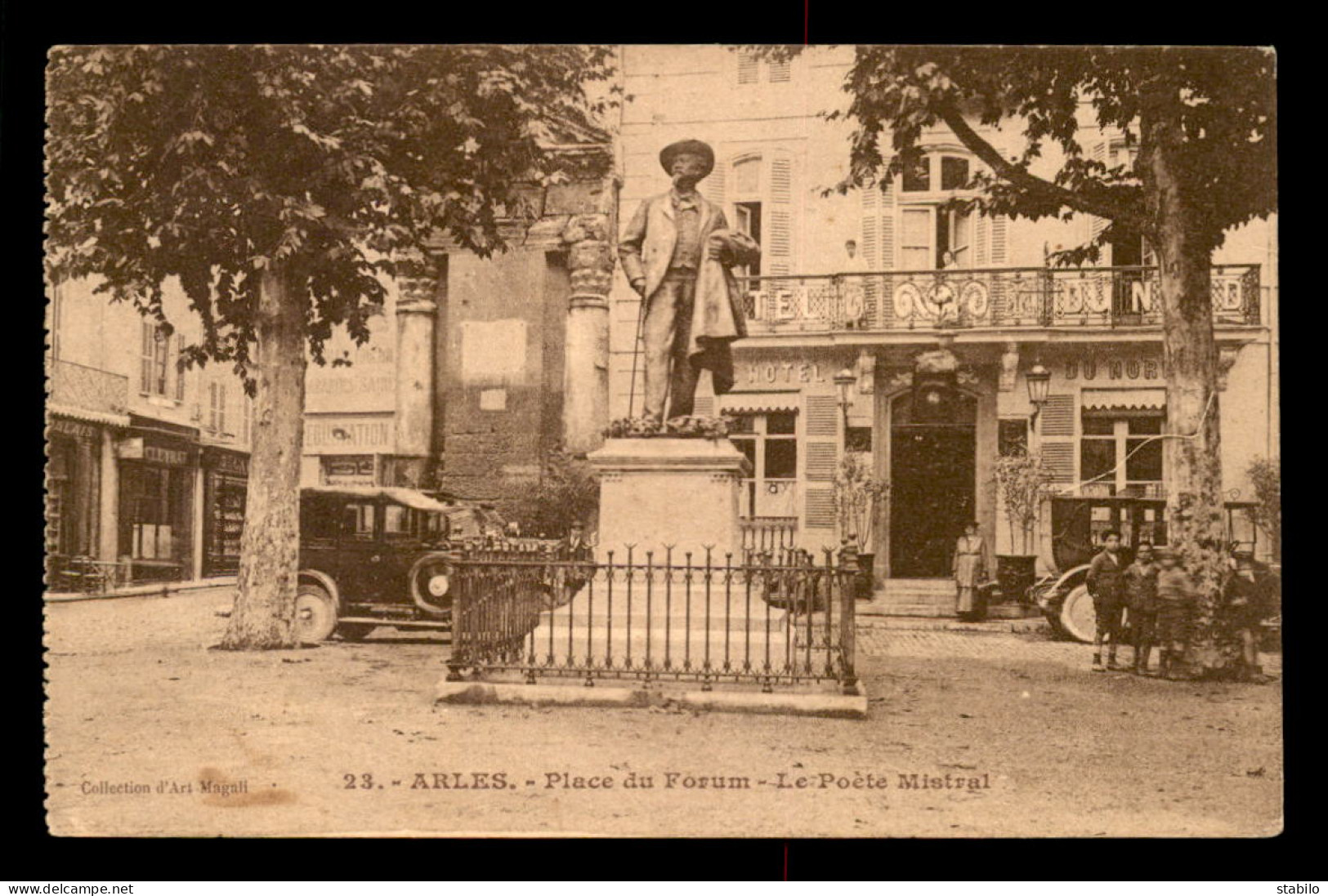 13 - ARLES - PLACE DU FORUM - STATUE DU POETE MISTRAL - Arles