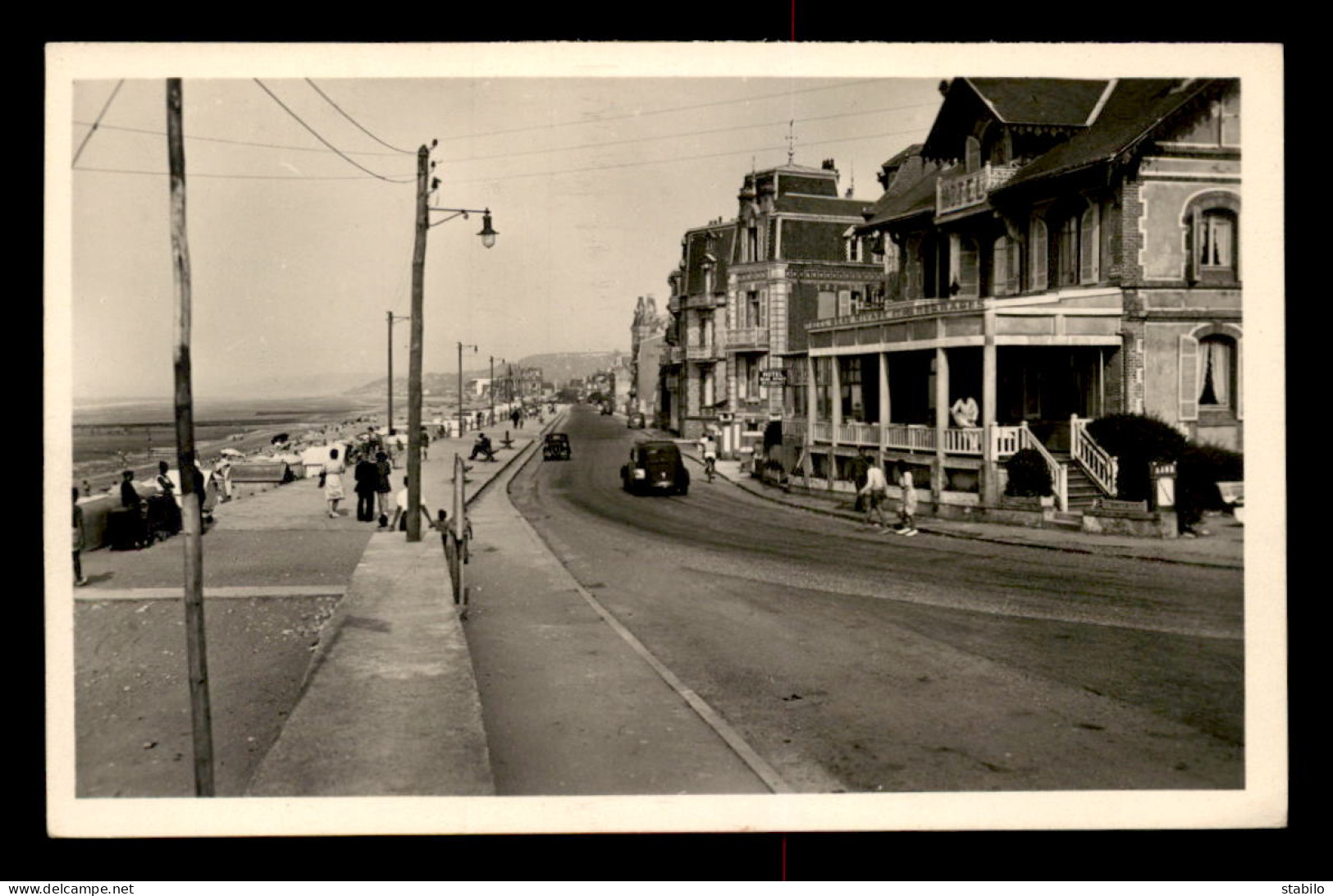 14 - VILLERS-SUR-MER - LA DIGUE ET L'HOTEL BEAU RIVAGE - Villers Sur Mer