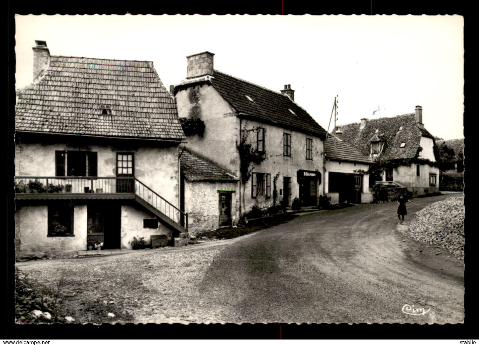 15 - LADINHAC - CENTRE DU VILLAGE - MAGASIN B. DELPUECH - Autres & Non Classés